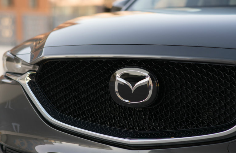 Close-up-of-2018-Mazda-CX-5-front-grille